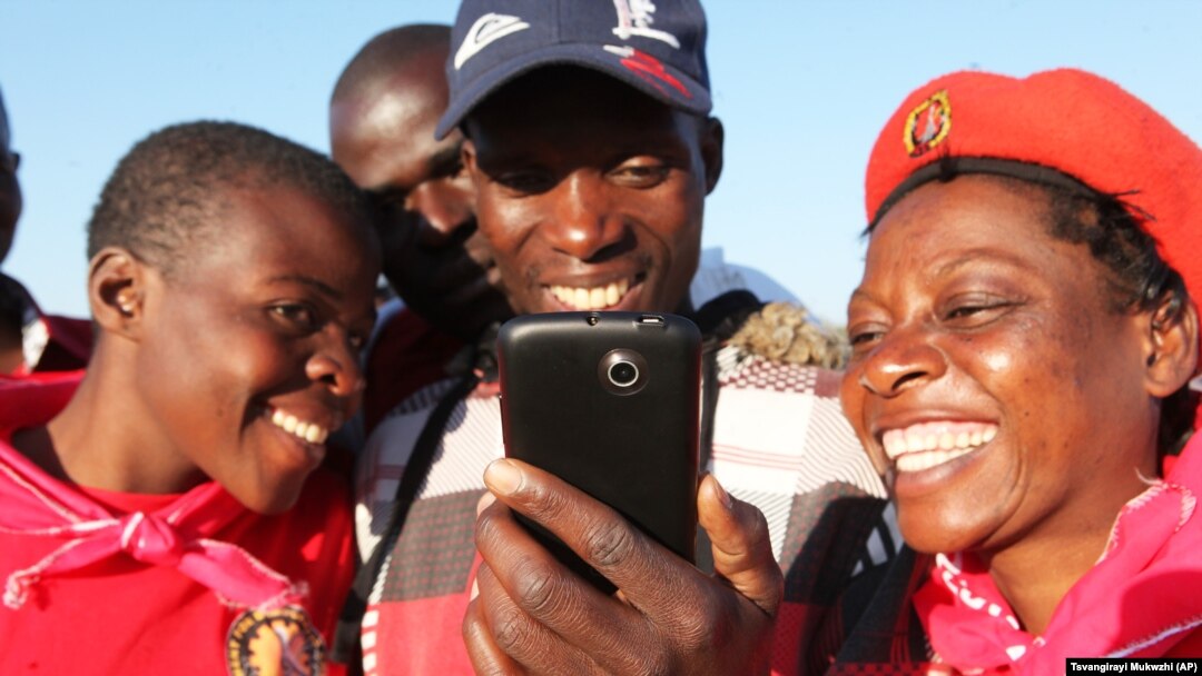 Zimbabweans accessing the internet to read about Baba Jukwa in Harare, Tuesday, July, 9, 2013.