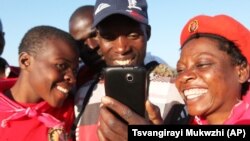 Zimbabweans accessing the internet to read about Baba Jukwa in Harare, Tuesday, July, 9, 2013.