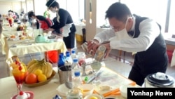 북한 김정일 국방위원장의 생일인 '광명성절'을 기념하는 전국요리기술경연이 11일 평양면옥에서 열렸다고 조선중앙통신이 보도했다.