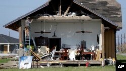 Para pekerja mulai memperbaiki bangunan di Rockport, Texas yang rusak akibat Badai Harvey, 30 Agustus 2017. (AP Photo/Eric Gay)