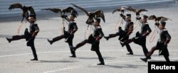 Falconers of the Mexican army hold falcons as they march during the traditional Bastille Day military parade on the Place de la Concorde in Paris, France, July 14, 2015.