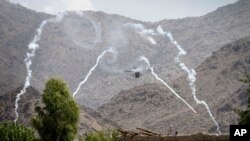 Helikopter pasukan koalisi NATO melancarkan tembakan ke sebuah bangunan yang diyakini tengah dihuni oleh para pejuang Taliban di Kuz Kunar, propinsi Nangarhar, sebelah timur Kabul, Afghanistan (Foto: dok). Lima warga sipil dilaporkan tewas dalam serangan udara NATO di wilayah ini, Sabtu (5/10).