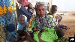 Une famille ayant fui Boko Haram, dans le camp de réfugiés de Minawao, au Cameroun. 