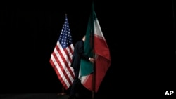 Američka i iranska zastava u Beču, tokom pregovora o iranskom nuklearnom programu u julu 2015. (Foto: AP)