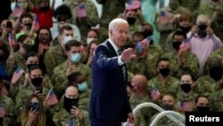 Tổng thống Mỹ Joe Biden gặp các quân nhân Mỹ ở căn cứ Mildenhall (Anh) trước khi tham gia hội nghị thượng đỉnh của G-7, 9/6/2021. 