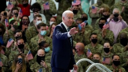 Tổng thống Mỹ Joe Biden gặp các quân nhân Mỹ ở căn cứ Mildenhall (Anh) trước khi tham gia hội nghị thượng đỉnh của G-7, 9/6/2021.