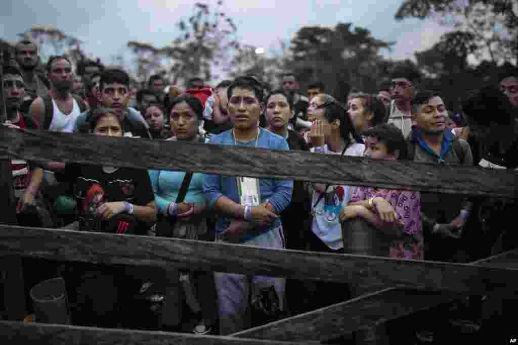 Migrantes que planean iniciar a pie la travesía del Tapón del Darién desde Colombia a Panamá para llegar a EEUU como destino final, se reúnen en el campamento inicial del sendero en Acandí, Colombia, el martes 9 de mayo de 2023. [Foto: Iván Valencia]