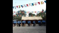 尼泊尔警察排灯节期间为警犬颁奖
