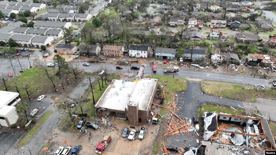 Foto udara puing-puing rumah warga pasca dilanda tornado di kota Little Rock, Arkansas pada hari Jumat (31/3). 