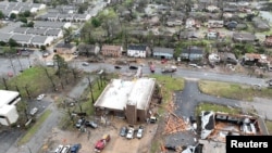 Foto udara puing-puing rumah warga pasca dilanda tornado di kota Little Rock, Arkansas pada hari Jumat (31/3). 