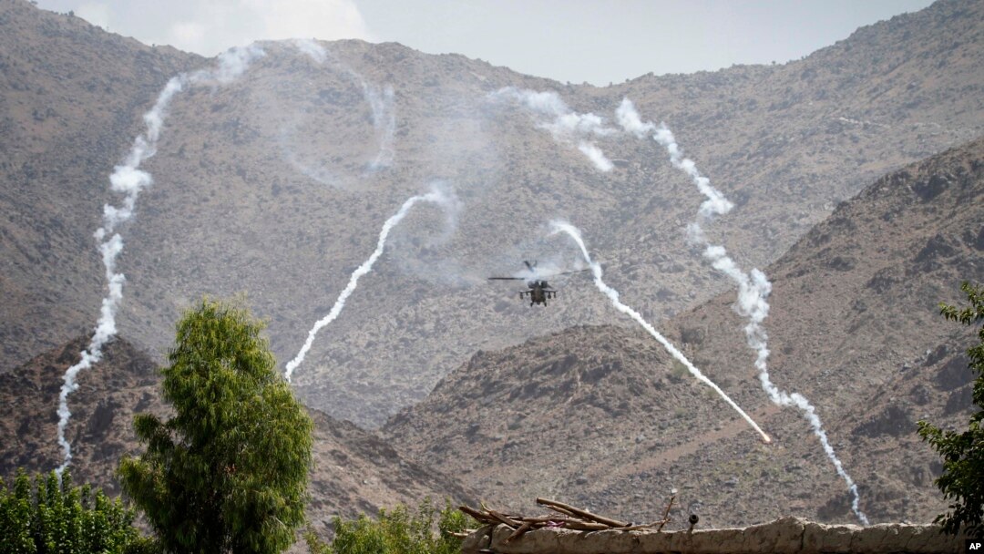 Helikopter pasukan koalisi NATO melancarkan tembakan ke sebuah bangunan yang diyakini tengah dihuni oleh para pejuang Taliban di Kuz Kunar, propinsi Nangarhar, sebelah timur Kabul, Afghanistan (Foto: dok). Lima warga sipil dilaporkan tewas dalam serangan udara NATO di wilayah ini, Sabtu (5/10).