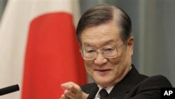 ລັດຖະມົນຕີປ້ອງກັນປະເທດຄົນໃໝ່ຂອງຍີ່ປຸ່ນ ທ່ານ Satoshi Morimoto ໃນກອງປະຊຸມໃຫ້ສໍາພາດຂ່າວ ຫລັງຈາກຖືກແຕ່ງຕັ້ງ ໃນວັນຈັນ ທີ 4 ມີຖຸນາ 2012. (AP Photo/Shizuo Kambayashi)