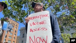 Un hombre sostiene un letrero en el que pide acceso a la vacuna contra la viruela símica durante una protesta el 18 de julio de 2022, en San Francisco. Foto AP.