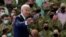 Президент Джо Байден промовляє перед солдатами на американській військовій базі у Великобританії 9 червня 2021 р.