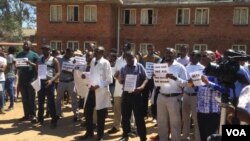 Protesting Zimbabwean doctors ...