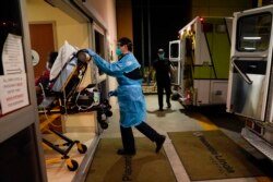 Seorang petugas gawat darurat mendorong pasien ke ruang gawat darurat di tempat pengantaran pasien COVID-19 di Placentia, California, 8 Januari 2021. (Foto: AP)