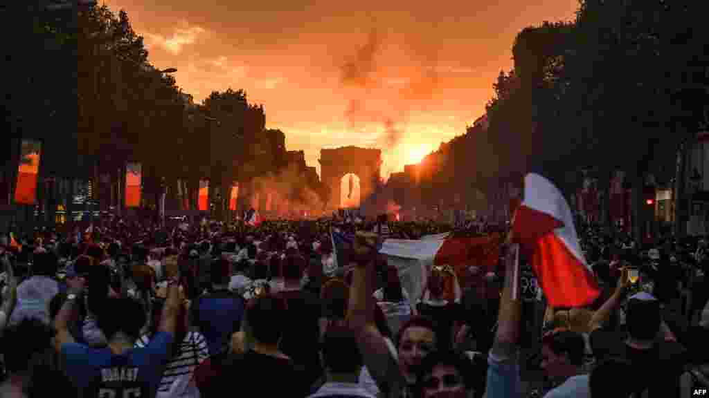 Masyarakat memenuhi Champs-Elysees merayakan kemenangan Perancis di Piala Dunia 2018 dalam laga final antara Perancis dan Kroasia, di Paris, 15 Juli 2018.