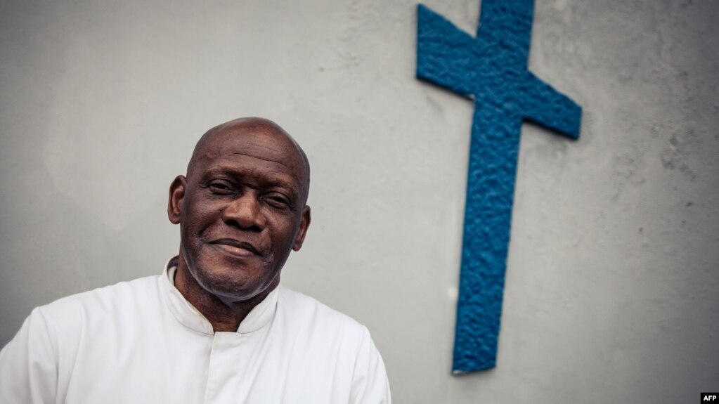 Mgr. Emmanuel Bushu, évêque de Buea, région du Sud-Ouest du Cameroun, pose dans la cour de la cathédrale de Buéa le 27 avril 2018.