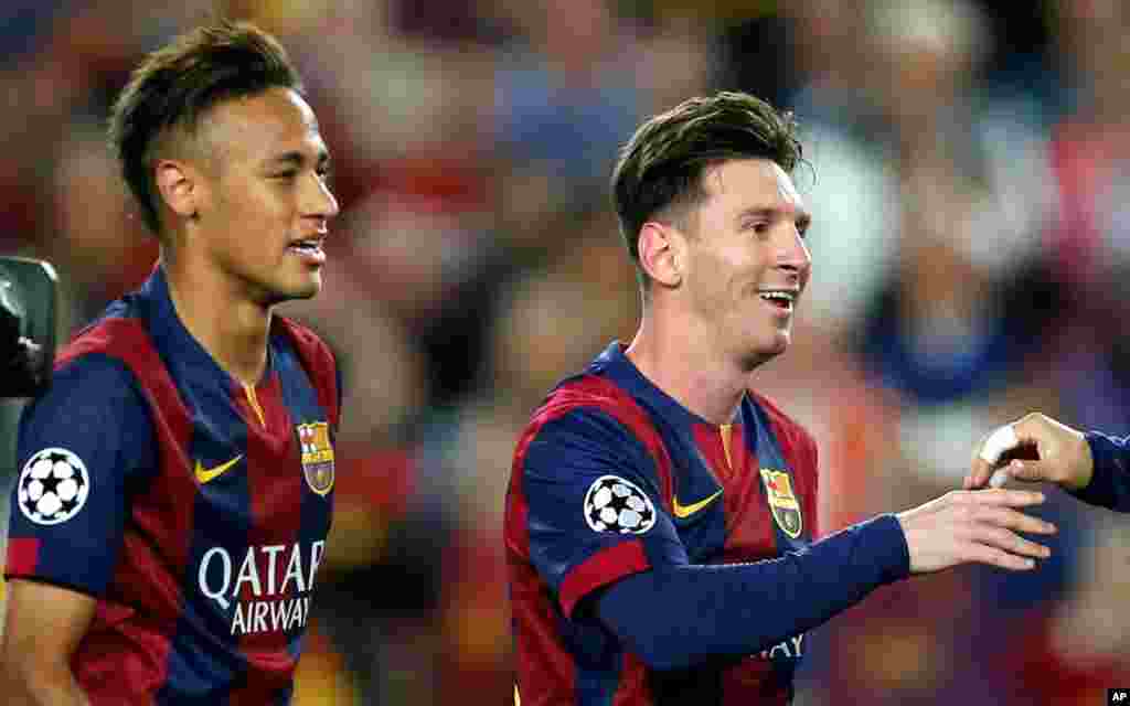 Barcelona's Neymar, left, and Lionel Messi celebrate after winning 3-0 in the Champions League semifinal first leg soccer match between Barcelona and Bayern Munich at the Camp Nou stadium in Barcelona, Spain, Wednesday, May 6, 2015. (AP Photo/Manu Fernand