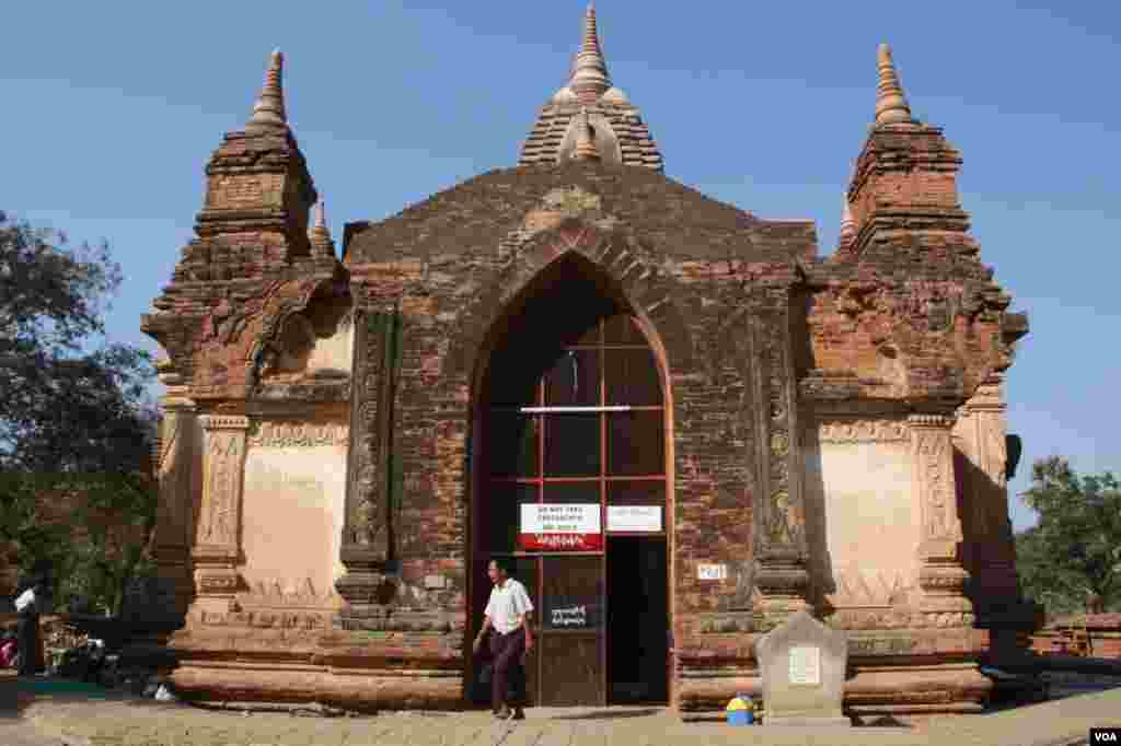 One of the thousands of historic sites in Burma's ancient royal capital Bagan. (D. Schearf/VOA)