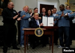 Presiden AS Donald Trump usai penandatanganan aturan bea impor baja dan aluminium di Gedung Putih, Washington, 8 Maret 2018.