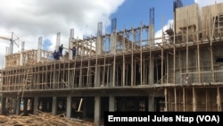 Le niveau des travaux de l'hotel 4 étoiles à Garoua, Cameroun, 2 août 218. (VOA/ Emmanuel Jules Ntap)
