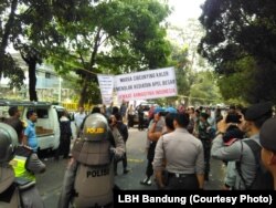 Kelompok yang mengatasnamakan warga menolak kegiatan Jalsah Salanah dari kelompok Ahmadiyah di Bandung akhir September 2018 sementara polisi nampak berjaga. (Courtesy: LBH bandung)