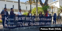 Sejumlah warga dari Korban Lapindo Menggugat, Sanggar Alfaz, dan aktivis lingkungan menolak pengeboran baru Lapindo di kawasan permukiman (Foto:VOA/Petrus Riski)