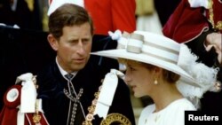 Pangeran Charles melihat ke arah Putri Diana ketika mereka menunggu kereta kuda yang akan membawa mereka pergi dari Windsor Castle dalam upacara Order of the Garter pada 15 Juni 1992. (Foto: Reuters)