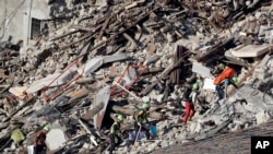 意大利中部发生强烈地震，救援人员努力搜索幸存者。