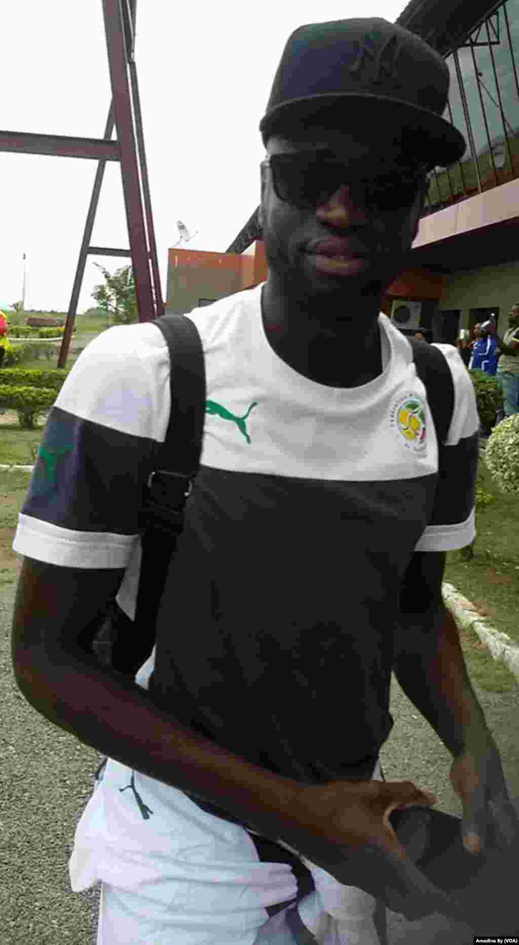 Cheikhou Kouyate, capitaine du Senegal, arrive à Franceville, Gabon, le 12 janvier 2017 (VOA/Amedine Sy)