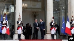 Еммануель Макрон та Франсуа Олланд, 14 травня 2017 року