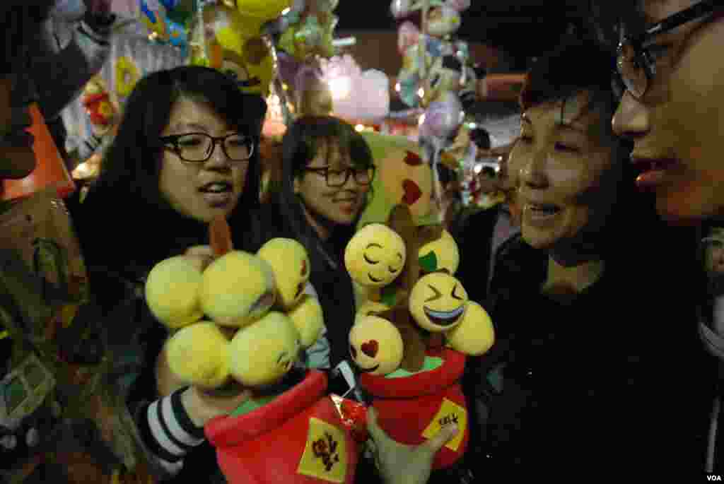 A student vendor explains her product to customers.