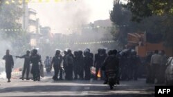 3일 이란 수도 테헤란 중심가에서 이란 리알화 급락에 항의하는 시위대를 막아선 경찰.