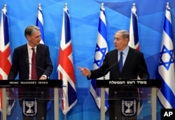 Visiting British Foreign Secretary Philip Hammond, left, and Israeli Prime Minister Benjamin Netanyahu hold a joint press conference in the prime minister's office in Jerusalem, July 16, 2015.