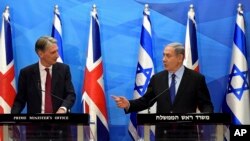 Ngoại trưởng Anh Philip Hammond (trái) trong cuộc họp báo với Thủ tướng Israel Benjamin Netanyahu hôm 16/7.