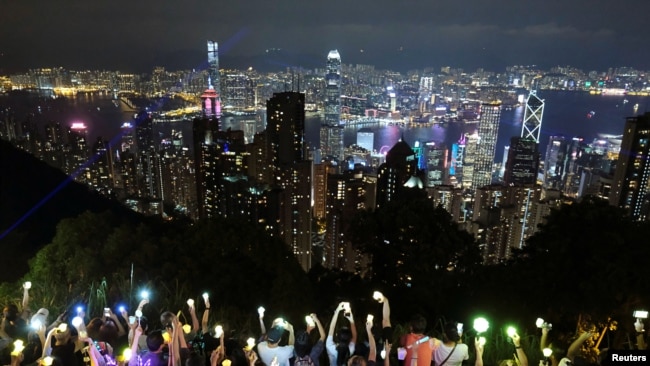 中秋夜，“反送中”抗議者手牽手結成人鏈，呼籲政治改革。 (2019年9月13日)