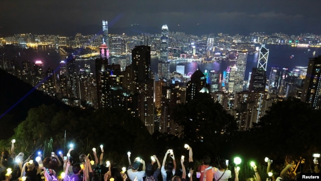 中秋夜,“反送中”抗議者手牽手結成人鏈,呼籲政治改革。 (2019年9月13日)