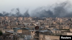 Dim se diže posle nedavnih vazdušnih napada na pobunjeničko uporište al-Sakhur u Alepu