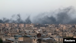 De la fumée sort des ruines après un bombardement aérien sur la ville-rebelle d'Alep le 29 avril 2016 en Syrie. 
