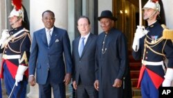 5月17日，法國總統奧朗德（中），尼日利亞總統喬納森（右）和乍得總統代比（左）在巴黎與其他國家領導人會晤，商討應對博科聖地問題。