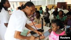 Une infirmière en consultation, au Nigeria, le 24 mars 2011.