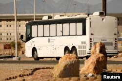 미국 이민세관단속국(ICE)에 체포된 불법이민자들을 태운 버스가 지난 6월 캘리포니아주 빅터빌 연방 교도소에 도착했다.