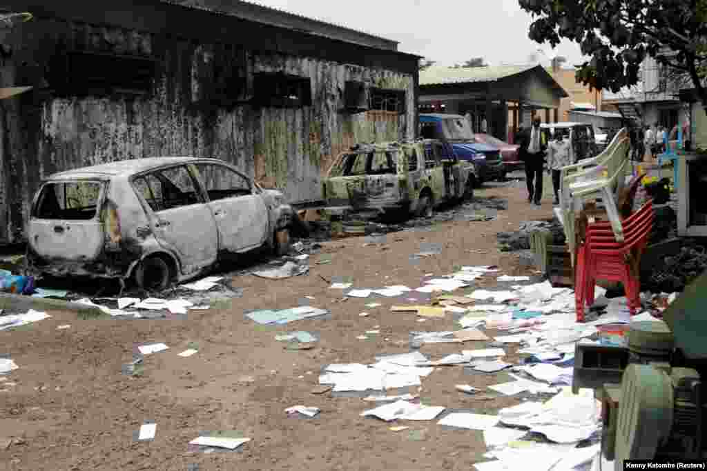 Des maisons et des voitures ont été brûlées à Kinshasa, en RDC, le 21 septembre 2016.