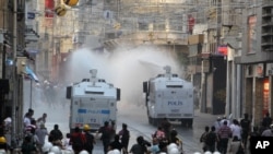 Polisi anti huru hara Turki hari Senin (8/7) menembakkan gas air mata, meriam air dan peluru karet ke arah demonstran di Istanbul (foto: dok). 