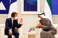 Presiden Prancis Emmanuel Macron (kiri) berbincang dengan Putra Mahkota Abu Dhabi Mohammed bin Zayed al-Nahyan dalam pertemuan mereka, 3 Desember 2021.