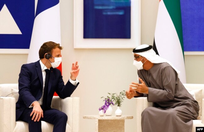 Presiden Prancis Emmanuel Macron (kiri) berbincang dengan Putra Mahkota Abu Dhabi Mohammed bin Zayed al-Nahyan dalam pertemuan mereka, 3 Desember 2021.