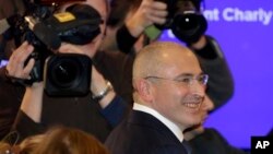 ဆယ္ႏွစ္ေထာင္ဒဏ္ကေန သမၼတအမိန္႔နဲ႔ ျပန္လြတ္လာတဲ့ ႐ုရွားေရနံသူေဌးေဟာင္း Mikhail Khodorkovsky (ဒီဇင္ဘ ၂၂၊ ၂၀၁၃)