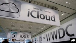 Poster sistem sinkronisasi data iCloud milik Apple pada sebuah konferensi di San Francisco.