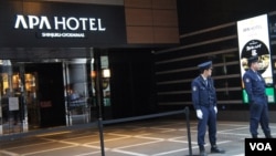 APA新宿御園酒店門外周日也有警察把守，裡面營業不受影響，抗議信也沒能遞送進去。